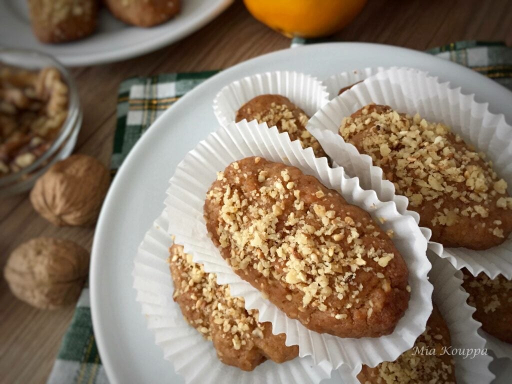 Melomakarona Greek cookies. These deliciously spiced, honey soaked, walnut topped Greek cookies just melt in your mouth.
