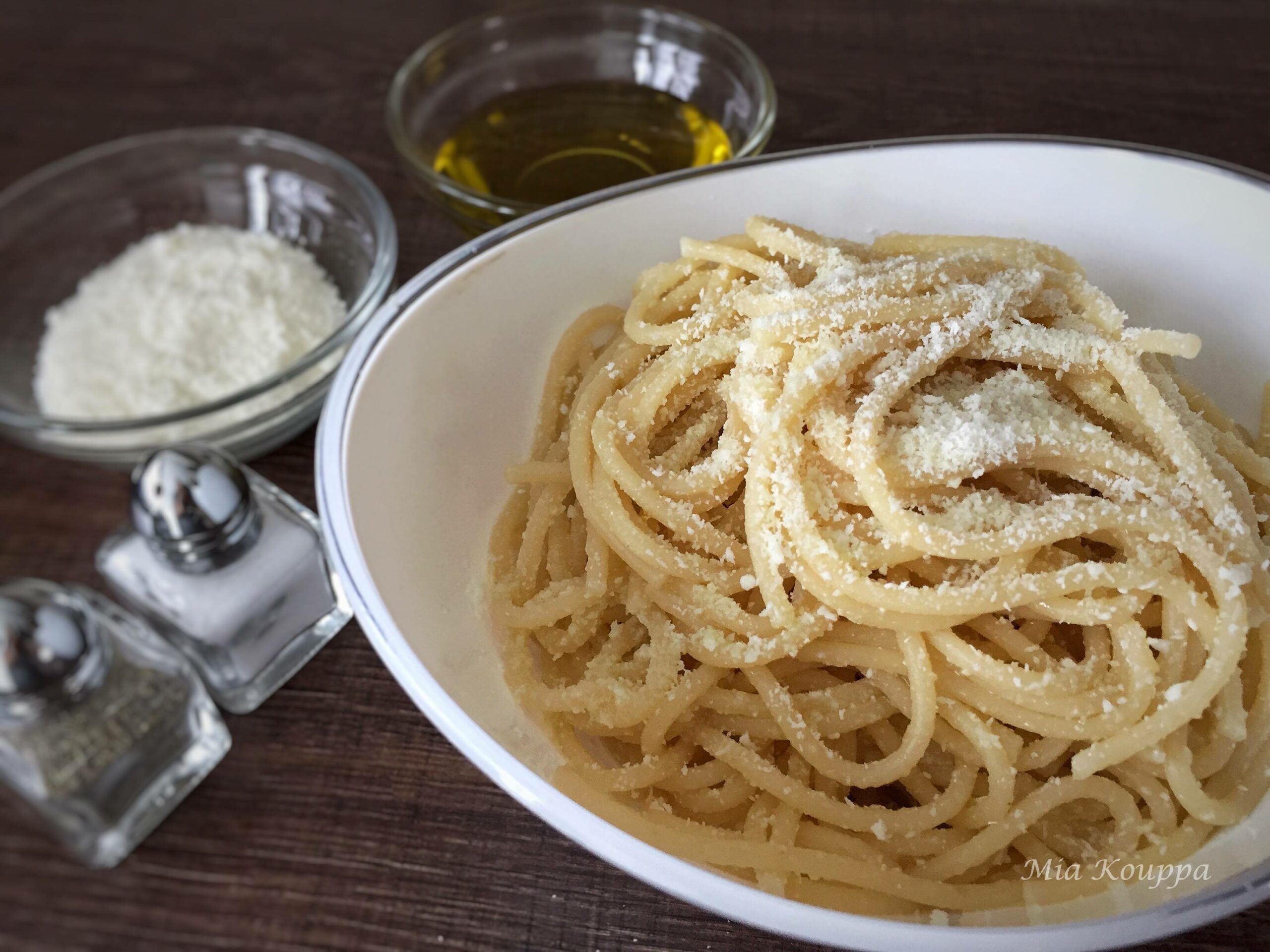 Spaghetti with olive oil and mizithra