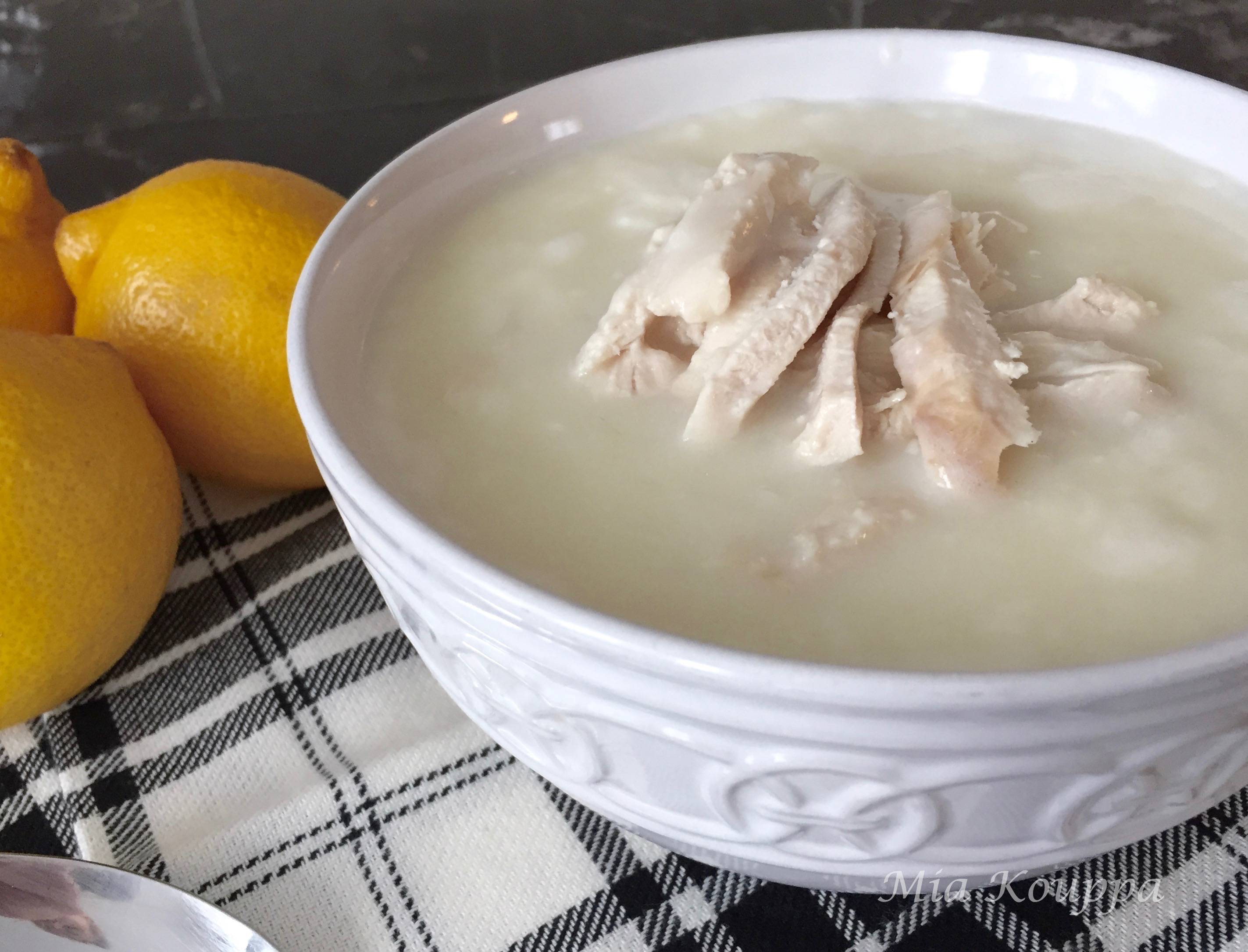 Avgolemono (egg and lemon) soup with chicken (Σούπα αυγολέμονο με κοτόπουλο)