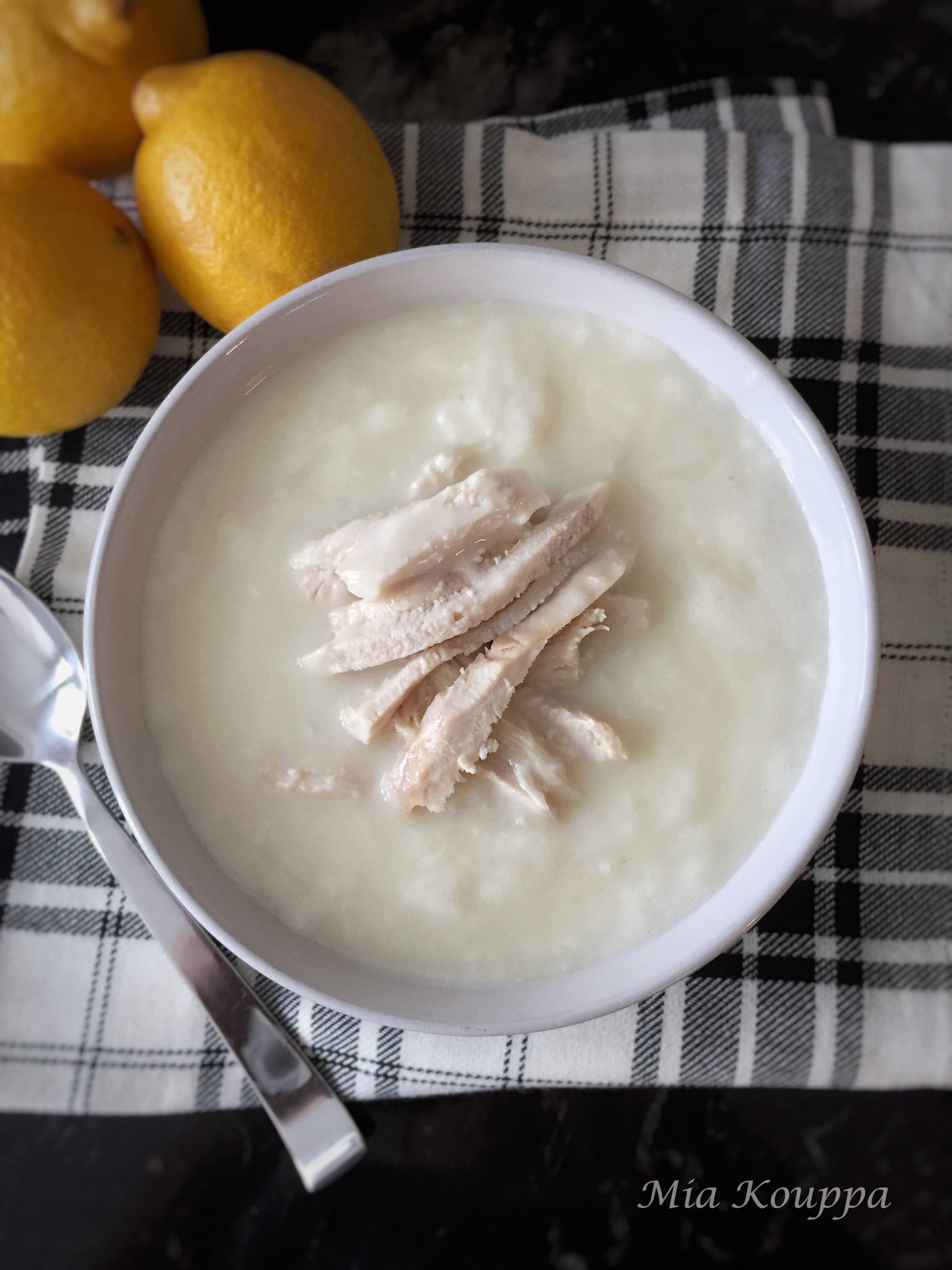 Avgolemono (egg and lemon) soup with chicken/ (Σούπα αυγολέμονο με κοτόπουλο)
