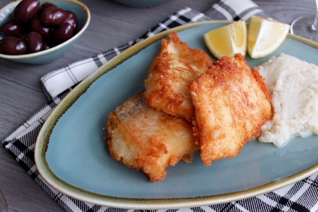 Cod and skordalia (Μπακαλιάρος και σκορδαλιά)