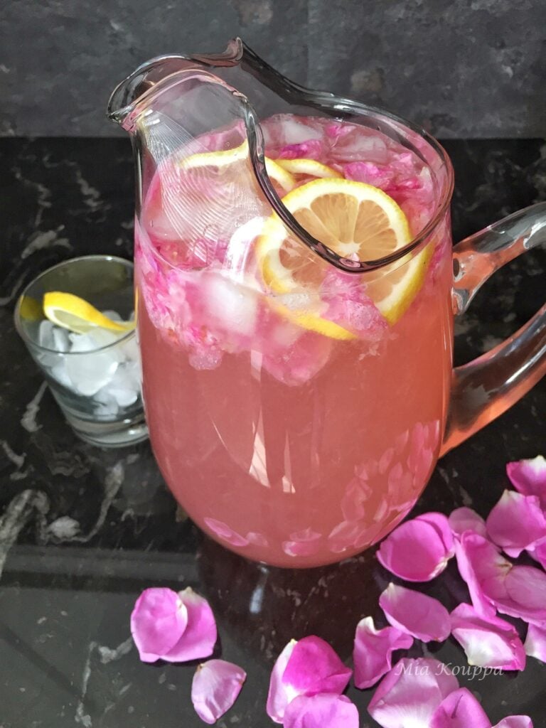Rose flavoured lemonade (Λεμονάδα με τριαντάφυλλα)