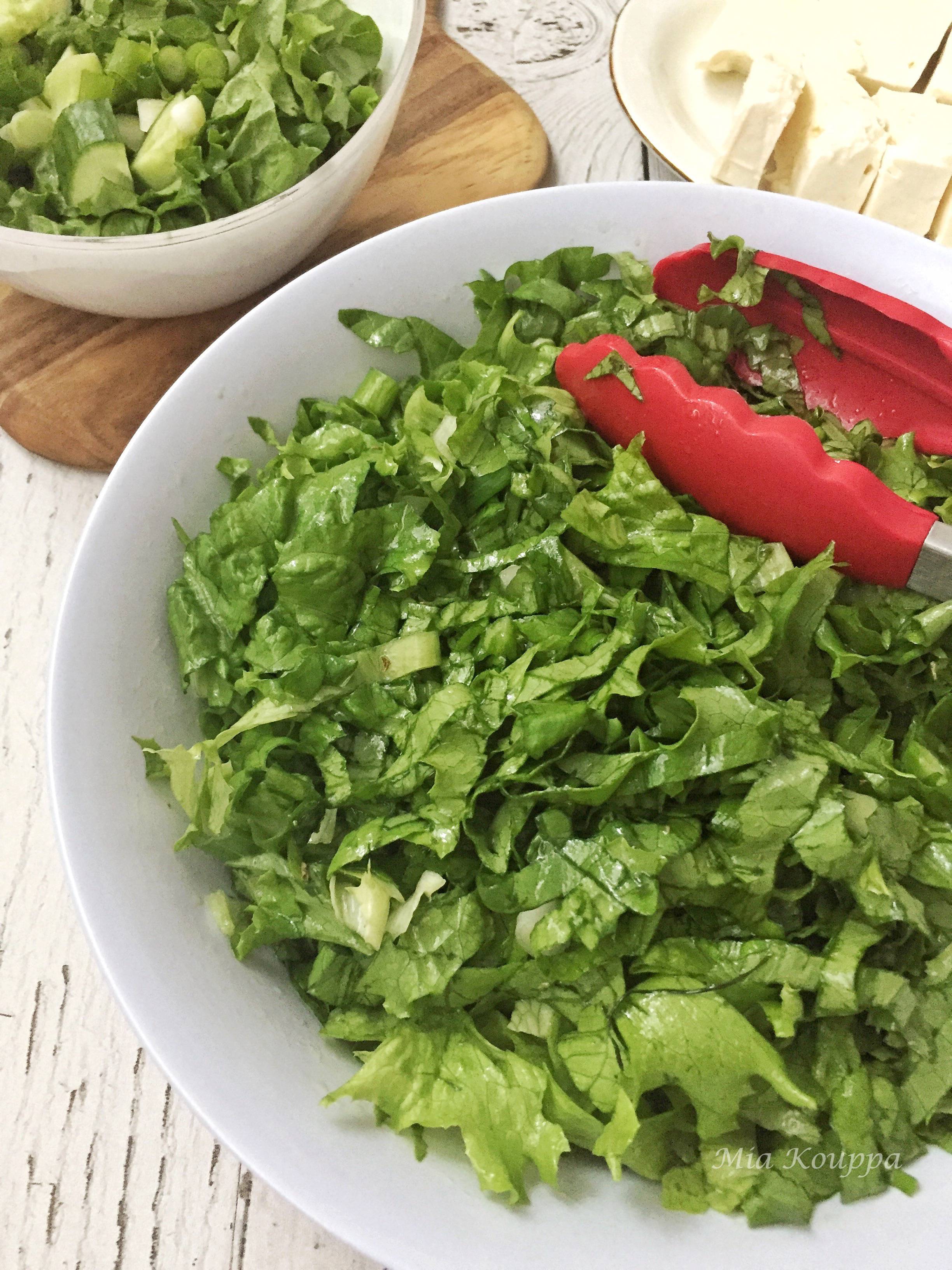 Maroulosalata, a deliciously, simple, easy lettuce salad where the lettuce is the star!
