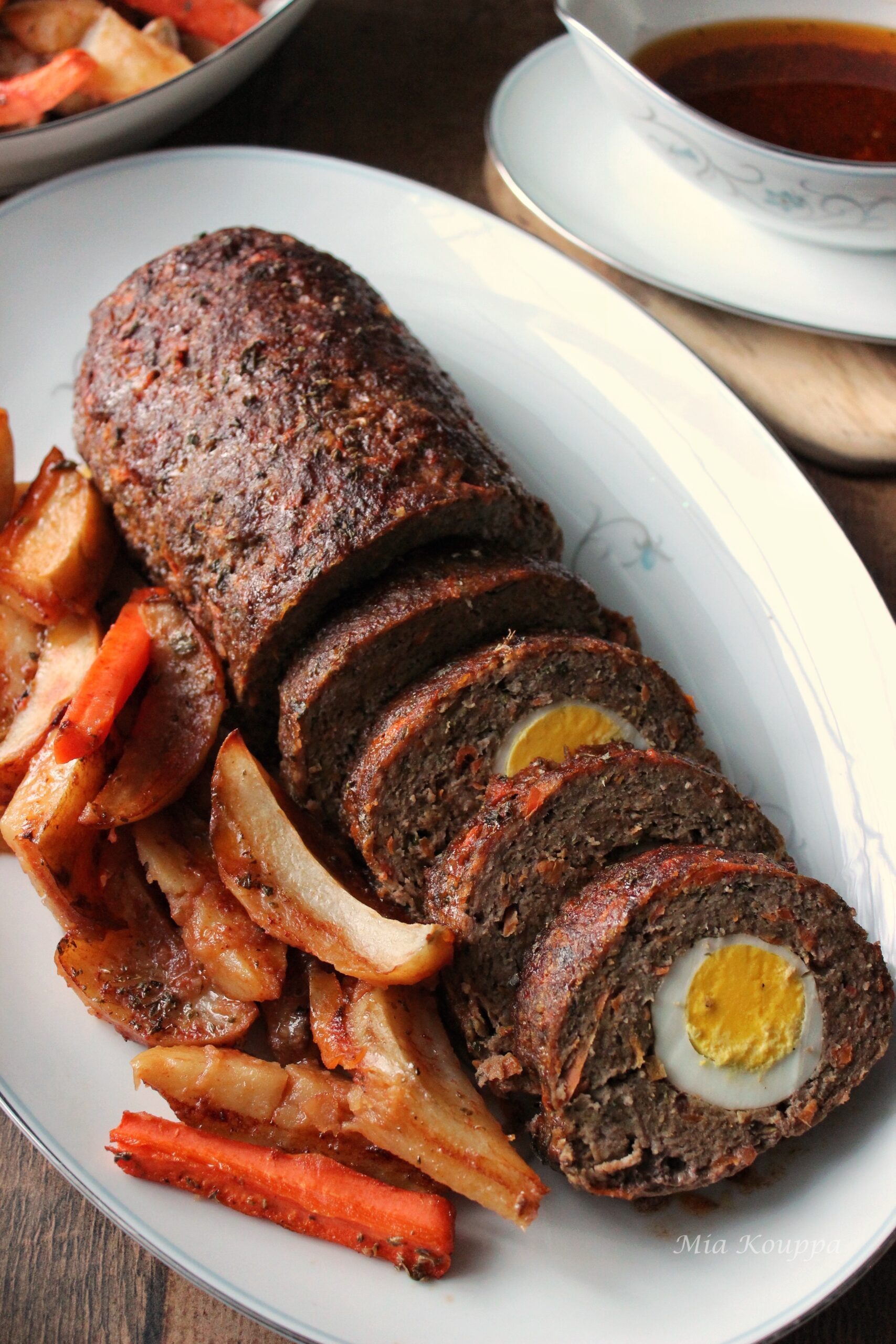Meatloaf with hardboiled eggs (Ρολό με κιμά και αβγά) Mia Kouppa