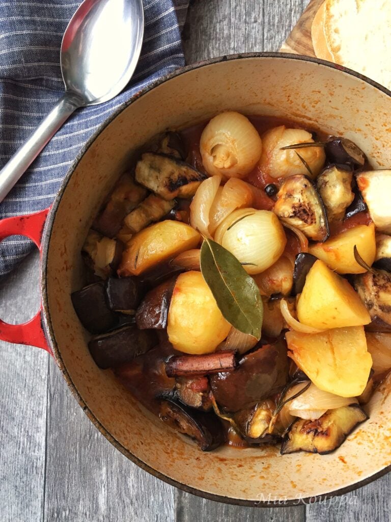 Eggplant stew (Μελιτζάνες στιφάδο)