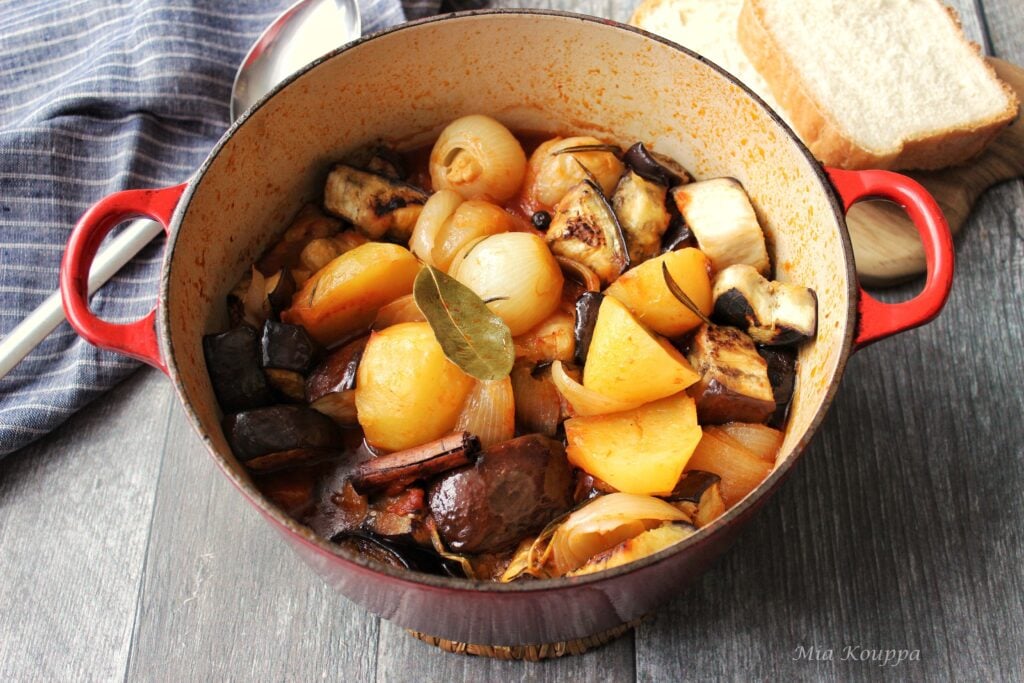 Eggplant stew (Μελιτζάνες στιφάδο)