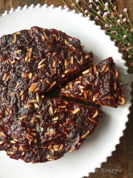Vegan date cake (Νηστίσιμο γλυκό με χουρμάδες)