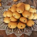 Pear-shaped cookies (Αχλαδάκια)