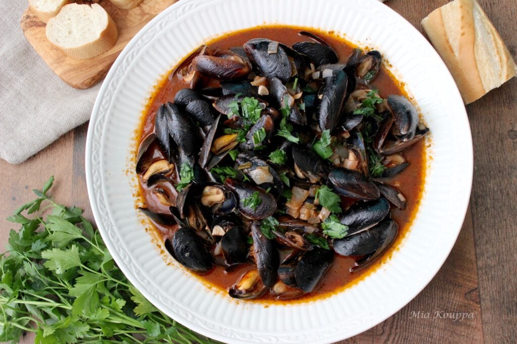 Mussels with red sauce (Μύδια με κόκκινη σάλτσα)