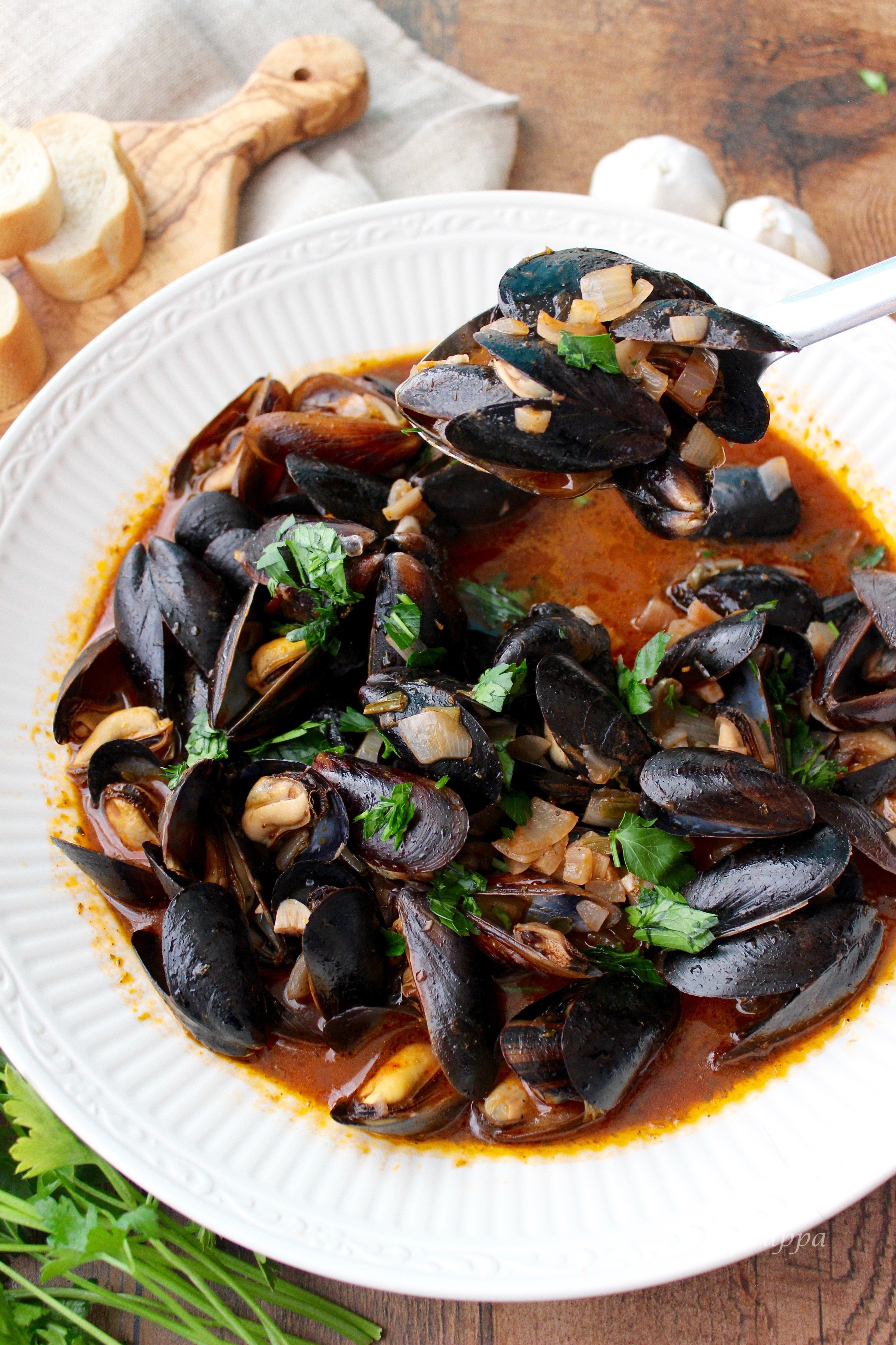 Mussels with red sauce (Μύδια με κόκκινη σάλτσα)