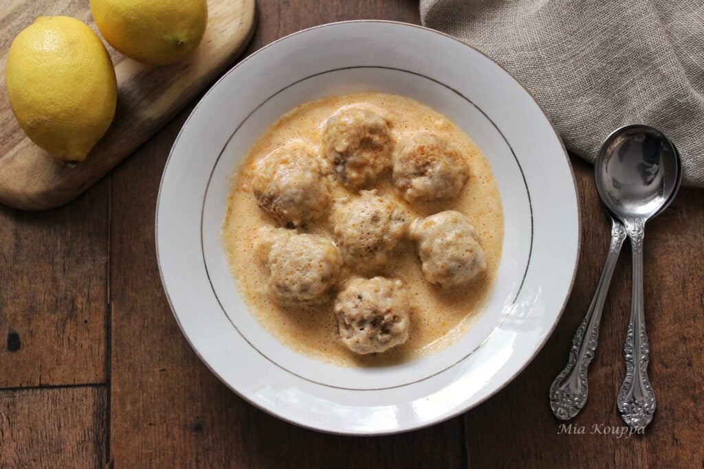 Yiouverlakia avgolemono and tomato (Γιουβαρλάκια αυγολέμονο με ντομάτα)