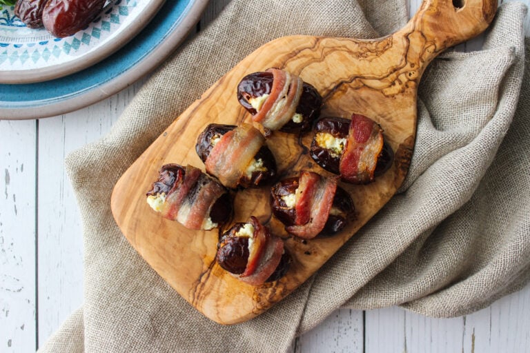 Bacon wrapped dates stuffed with feta (Τυλιχτοί χουρμάδες σε μπέικον και φέτα)