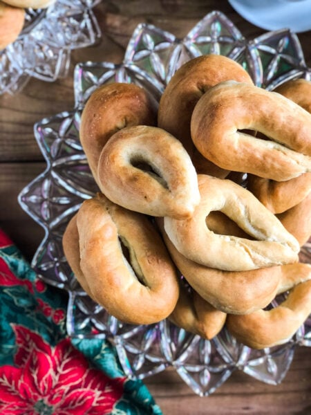 Christmas koulourakia with yeast (Χριστουγεννιάτικα κουλουράκια με μαγιά)