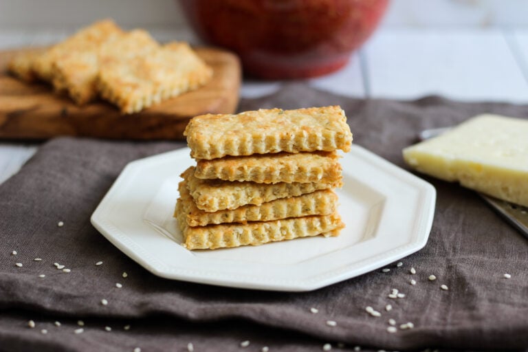 Kefalograviera crackers with sesame seeds (Κροτίδες με κεφαλογραβιέρα και σουσάμι)