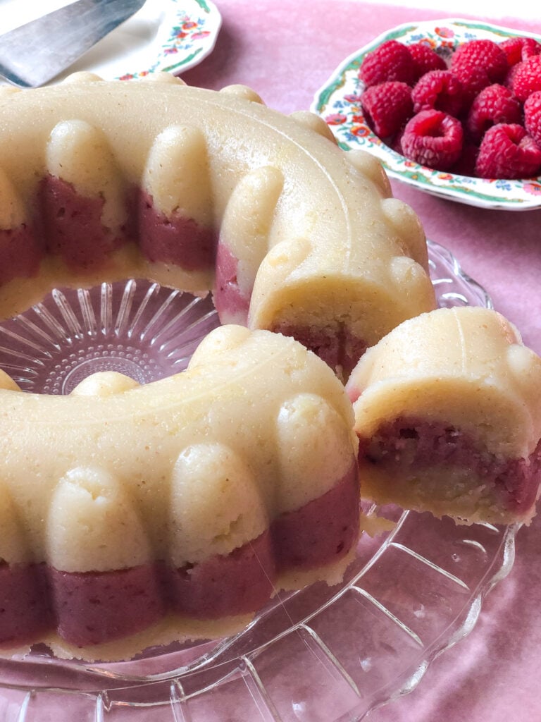 Halva with apple and raspberry