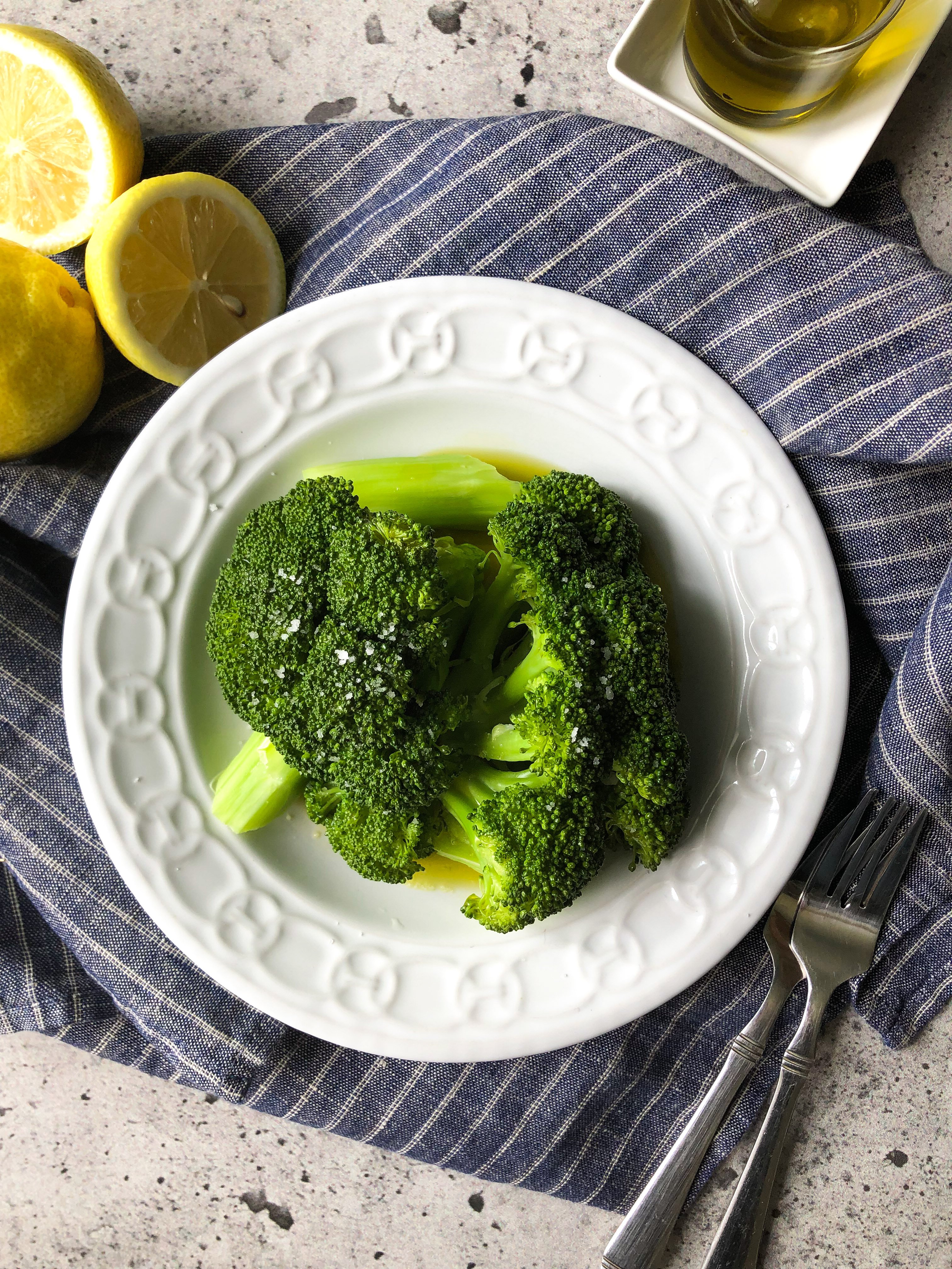Broccoli with olive oil and lemon