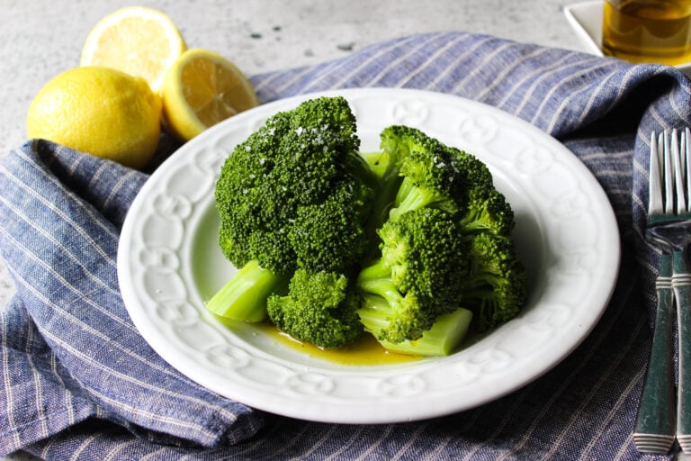 Broccoli with olive oil and lemon (Μπρόκολο με ελαιόλαδο και λεμόνι)