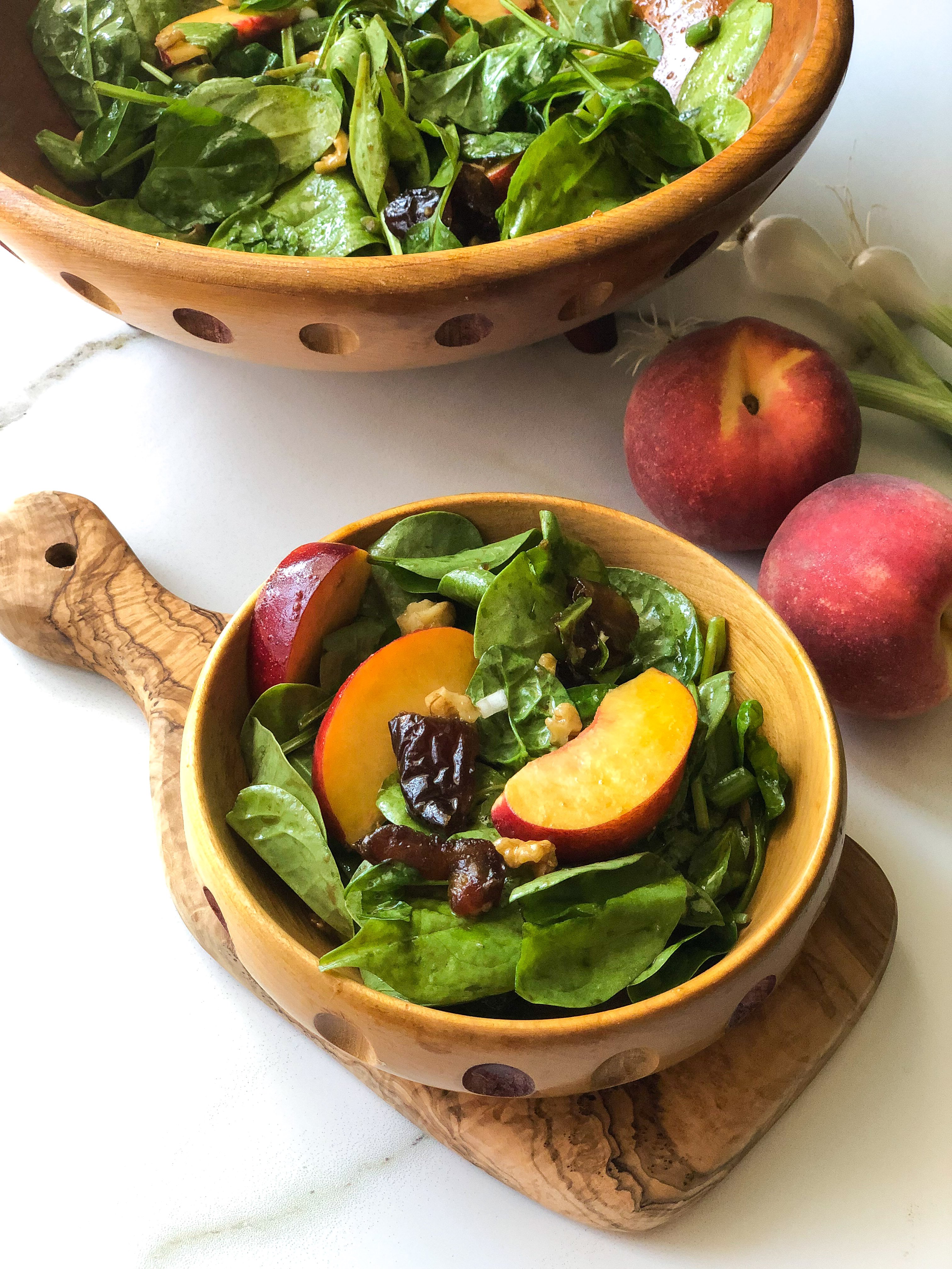 Spinach salad with peaches and dates