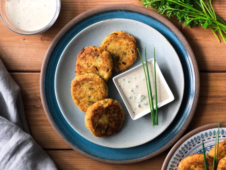 Chickpea fritters with a lemon tahini sauce (Ρεβυθοκεφτέδες με σάλτσα ταχίνι)