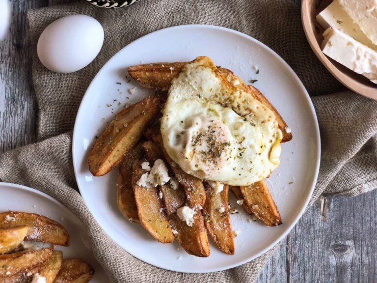 Fried potatoes and egg (Τηγανητές πατάτες με αυγό μάτι)
