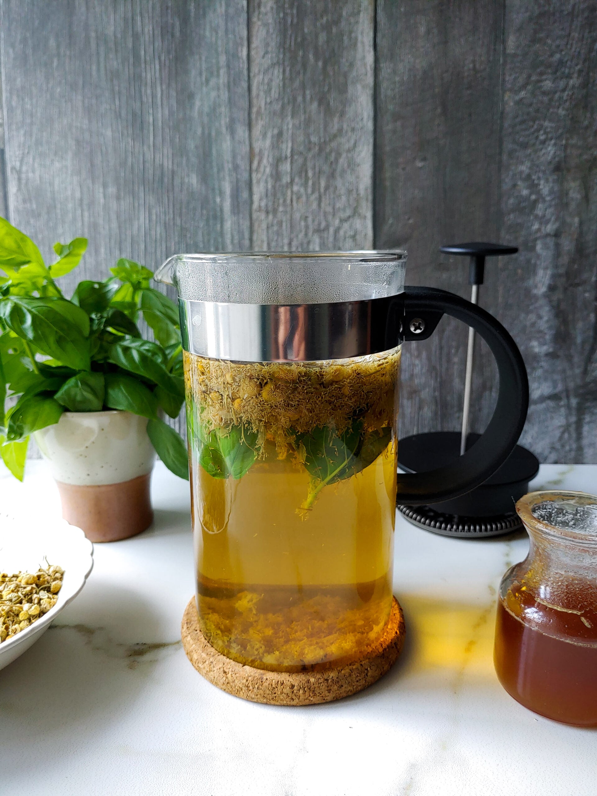 Chamomile and basil iced tea (Κρύο τσάι από χαμομήλι και βασιλικός)