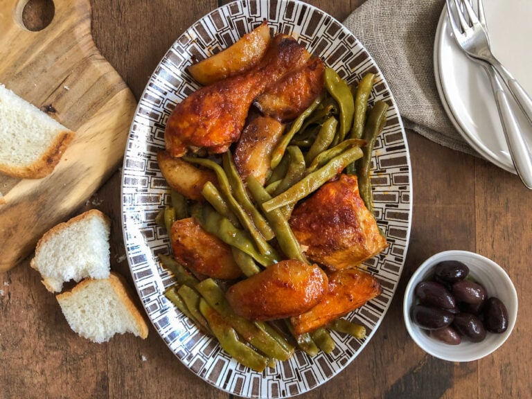 Green beans baked with chicken and potatoes (Φασολάκια στο φούρνο με κοτόπουλο και πατάτες)
