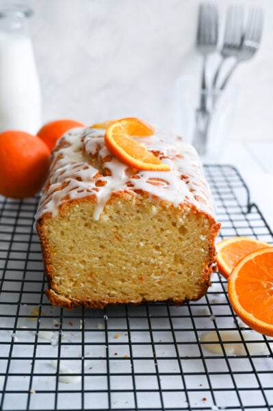 A simple and moist cake made with Greek yogourt and orange