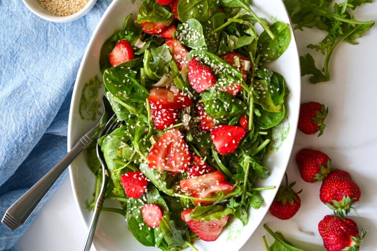 Spinach, arugula and strawberry salad