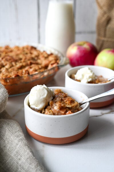 Learn how to make an easy apple crisp that will become everyone's favourite.