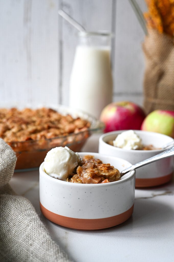 Learn how to make an easy apple crisp that will become everyone's favourite.