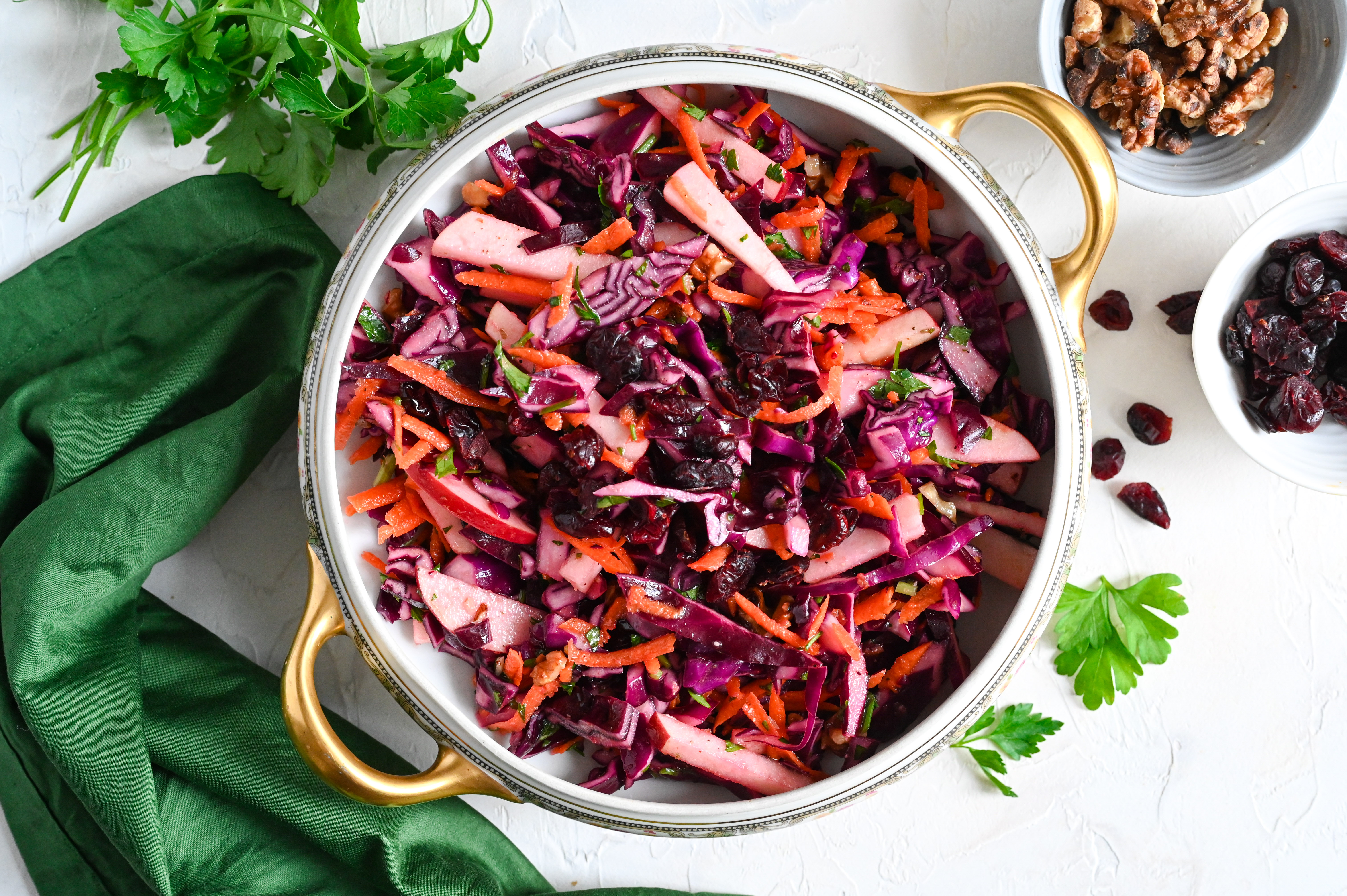 Red cabbage salad with apple