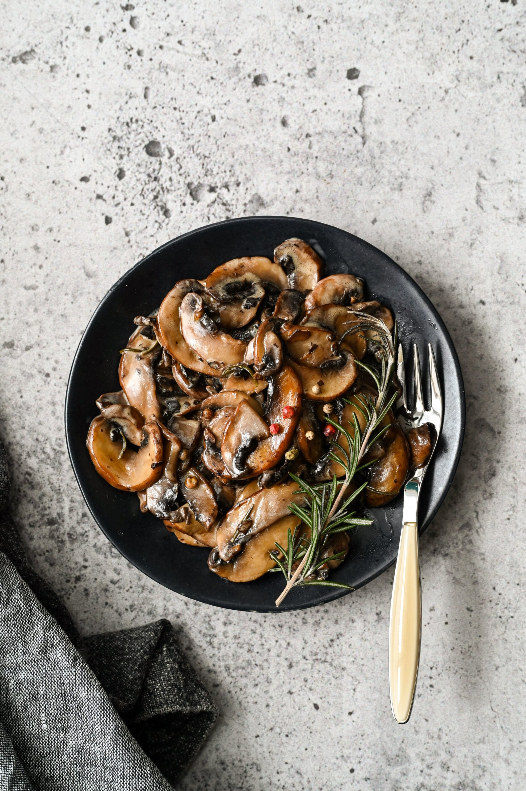 Sauteed mushrooms with cream