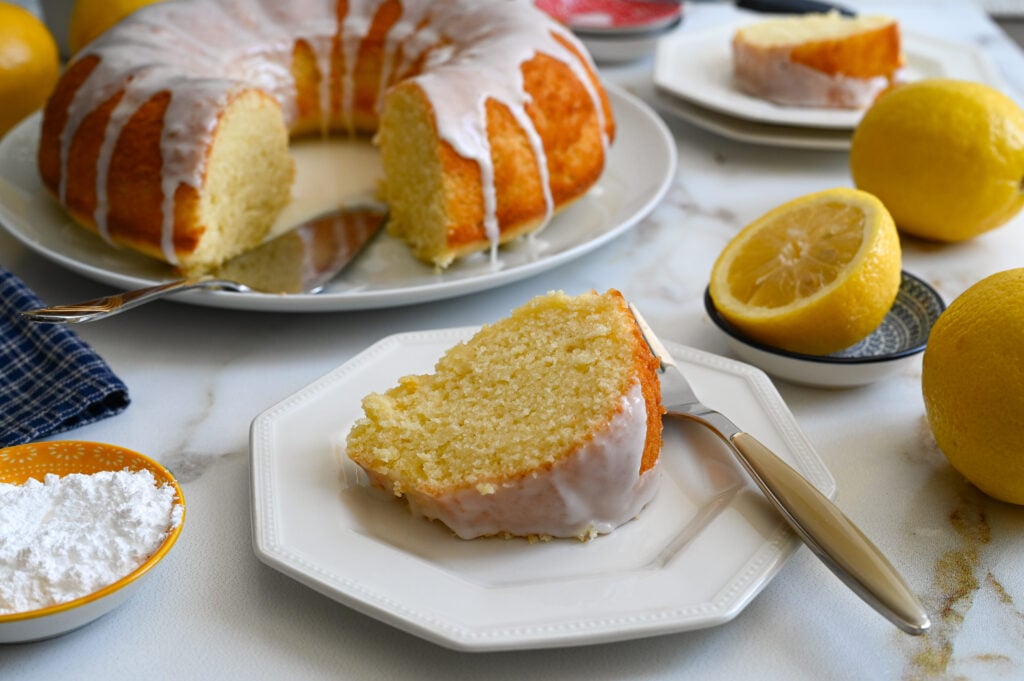 Olive oil cake with lemon is an easy, quick and delicious dessert.
