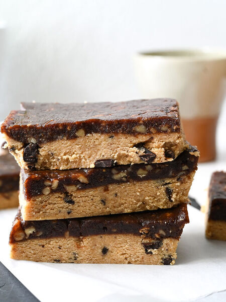 Vegan and healthy peanut butter date bars made with all natural ingredients.
