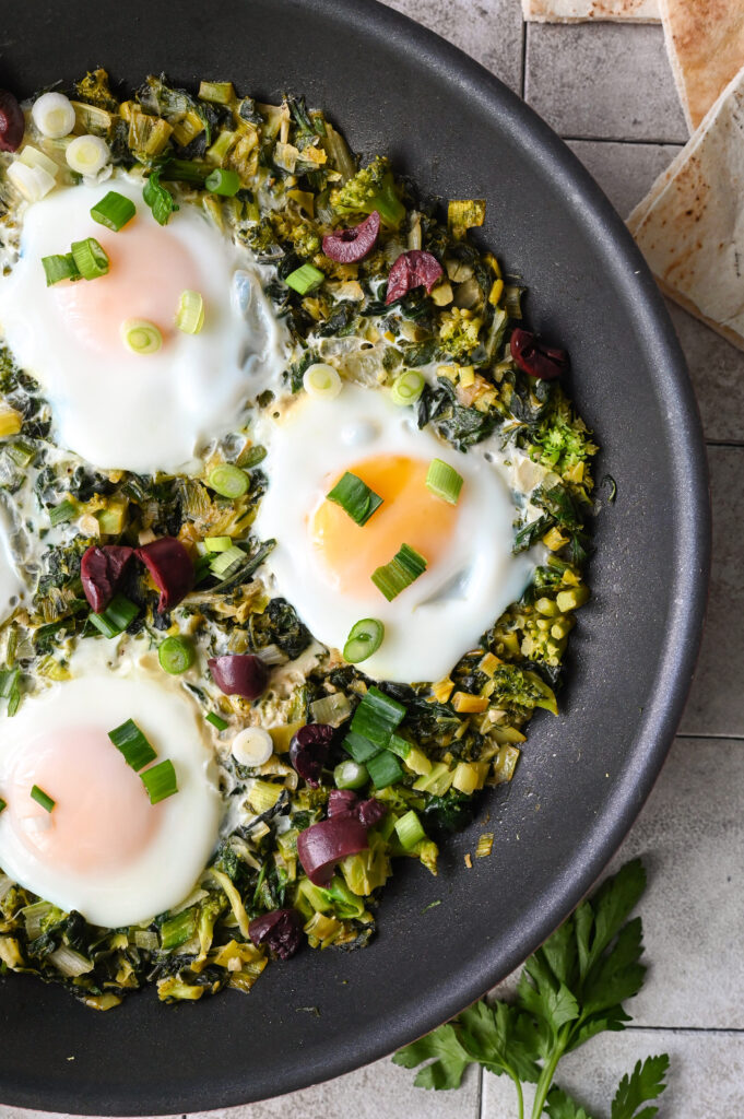 A green version of the classic shakshuka loaded with healthy and delicious ingredients!