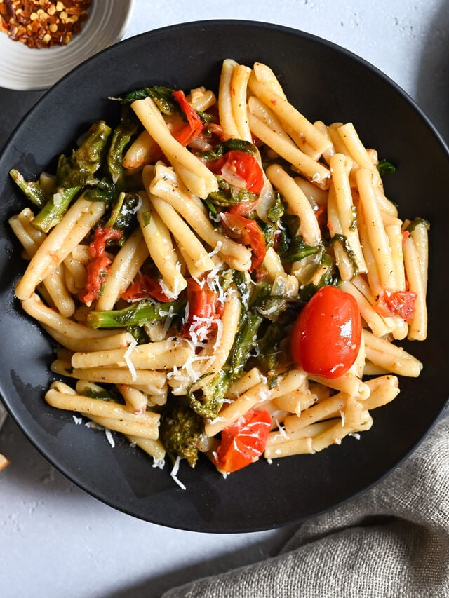 Pasta with cherry tomatoes and greens