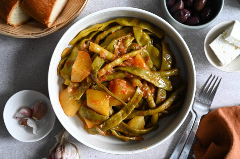 Greek green beans with potatoes (Φασολάκια λαδερά με πατάτες)