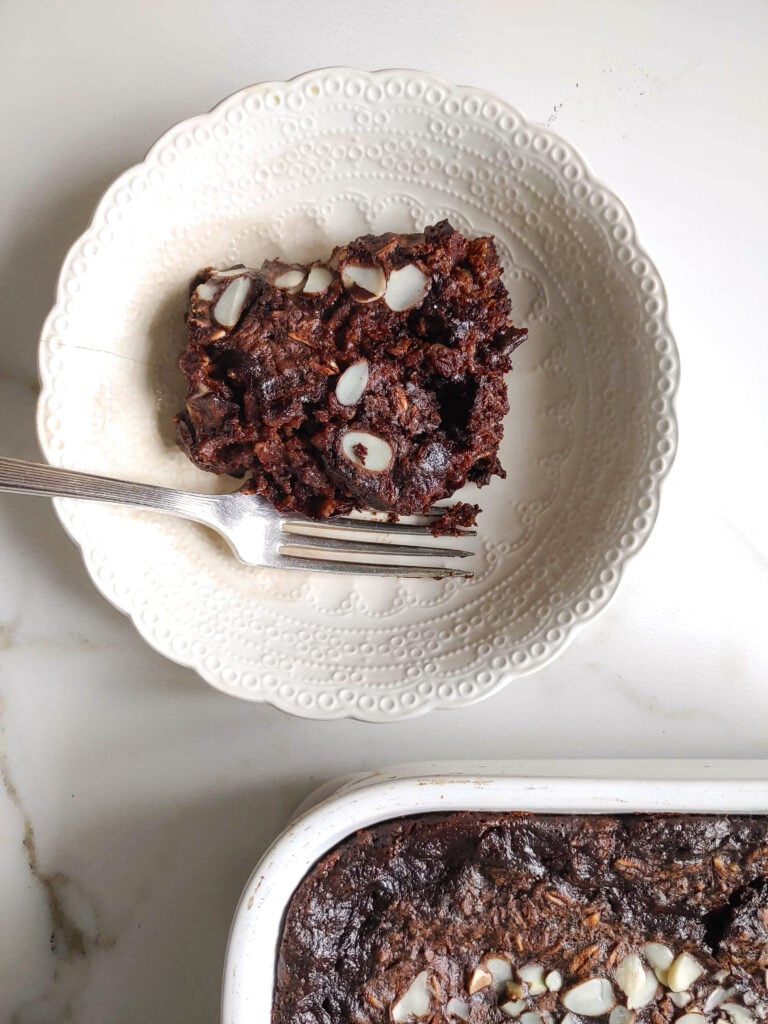 Our healthy brownie baked oatmeal is vegan and has no refined sugar.