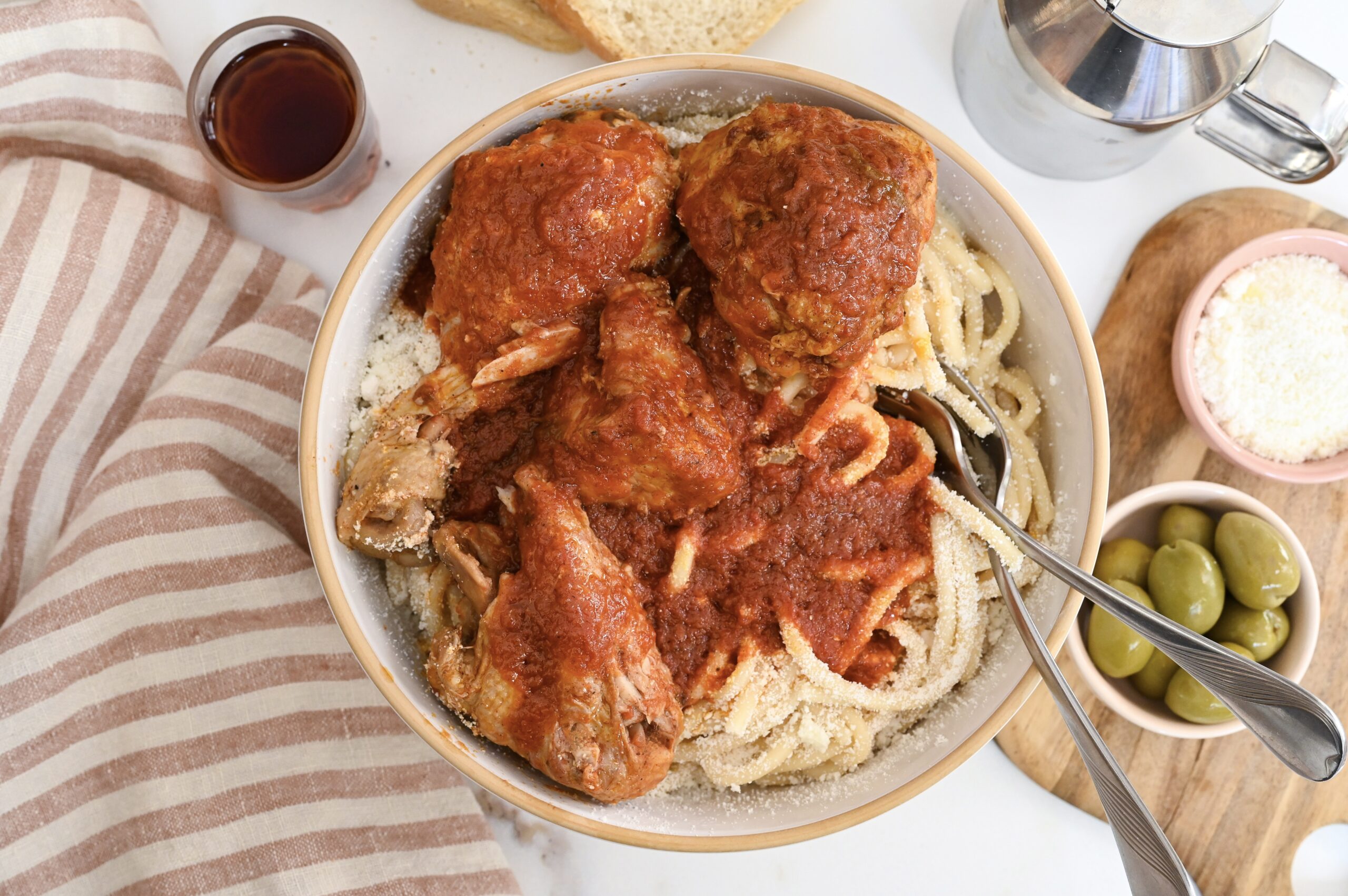Rooster with pasta and tomato sauce (Kokora me makaronia)