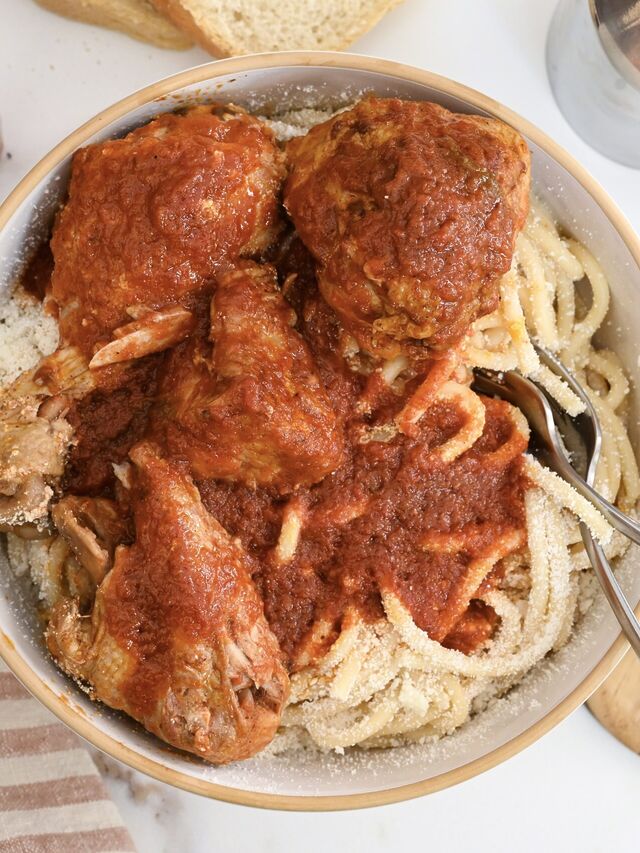 Rooster with pasta and tomato sauce