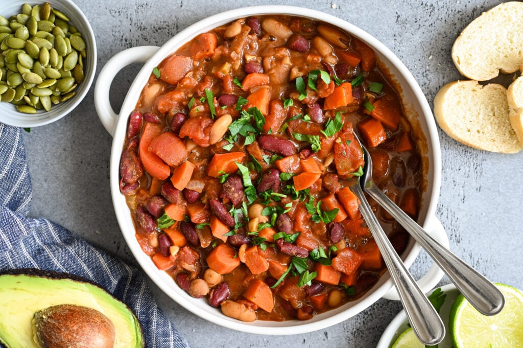 An easy vegan chili ready in under one hour.