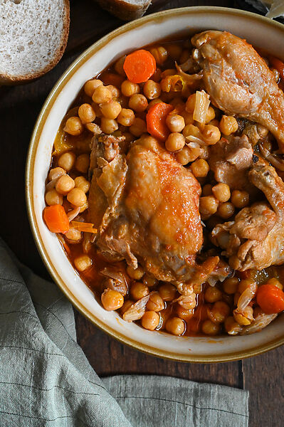 Greek chicken with chickpeas (Kota me revithia kokkinista)