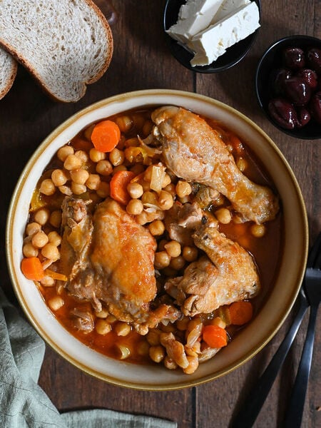 Greek chicken with chickpeas (Kota me revithia kokkinista)