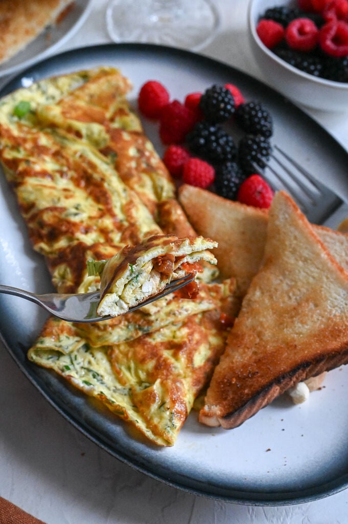 Omelette with feta and sun-dried tomatoes