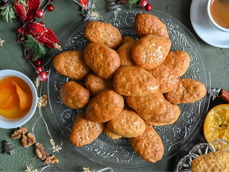 Isli – Greek Christmas cookies stuffed with walnuts