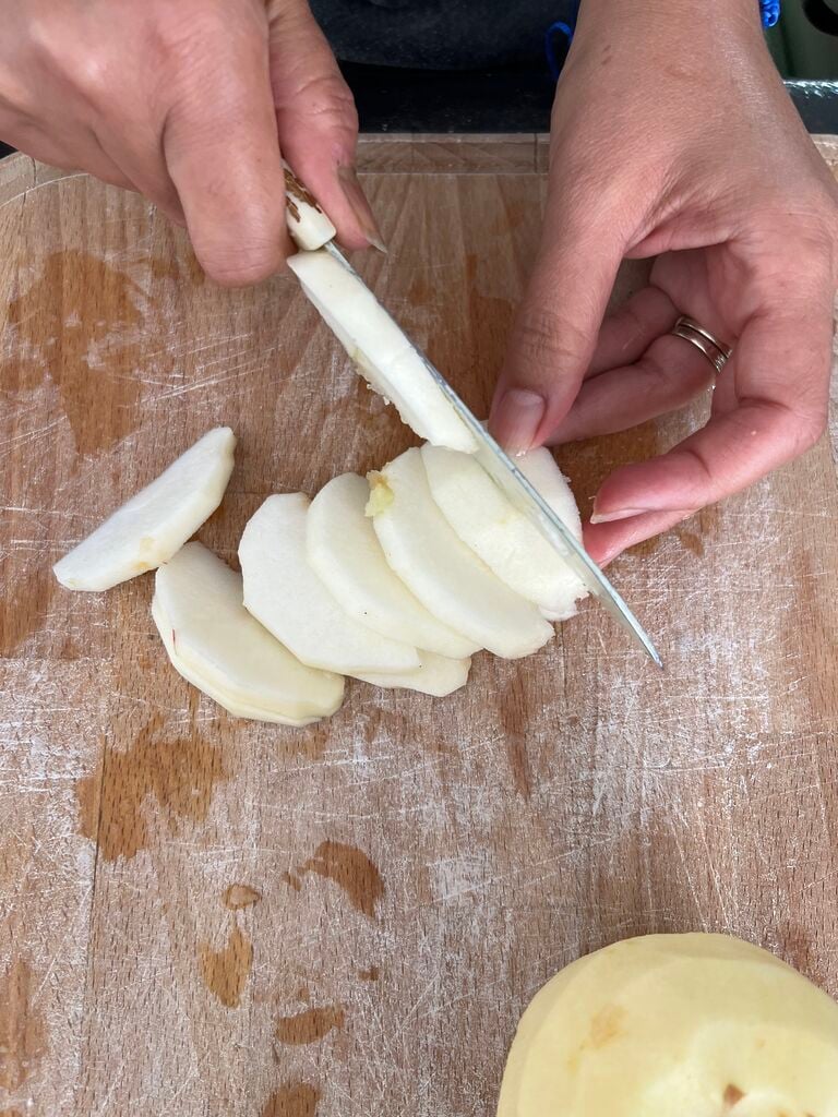 Slicing the apples