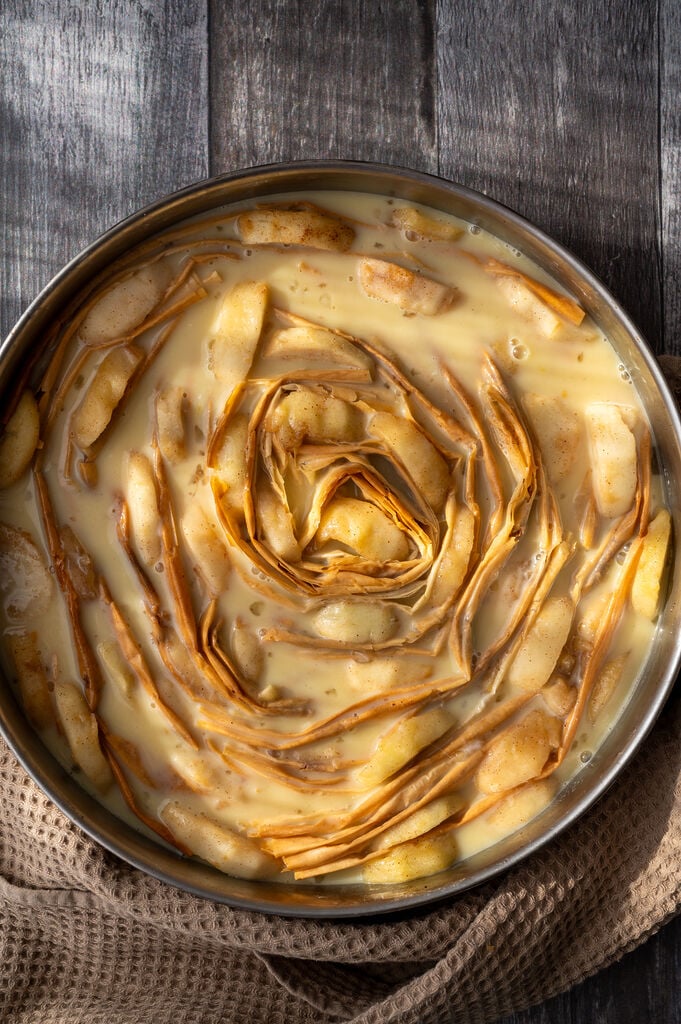 Apple pie flavoured soufra in a round stainless steel pan.