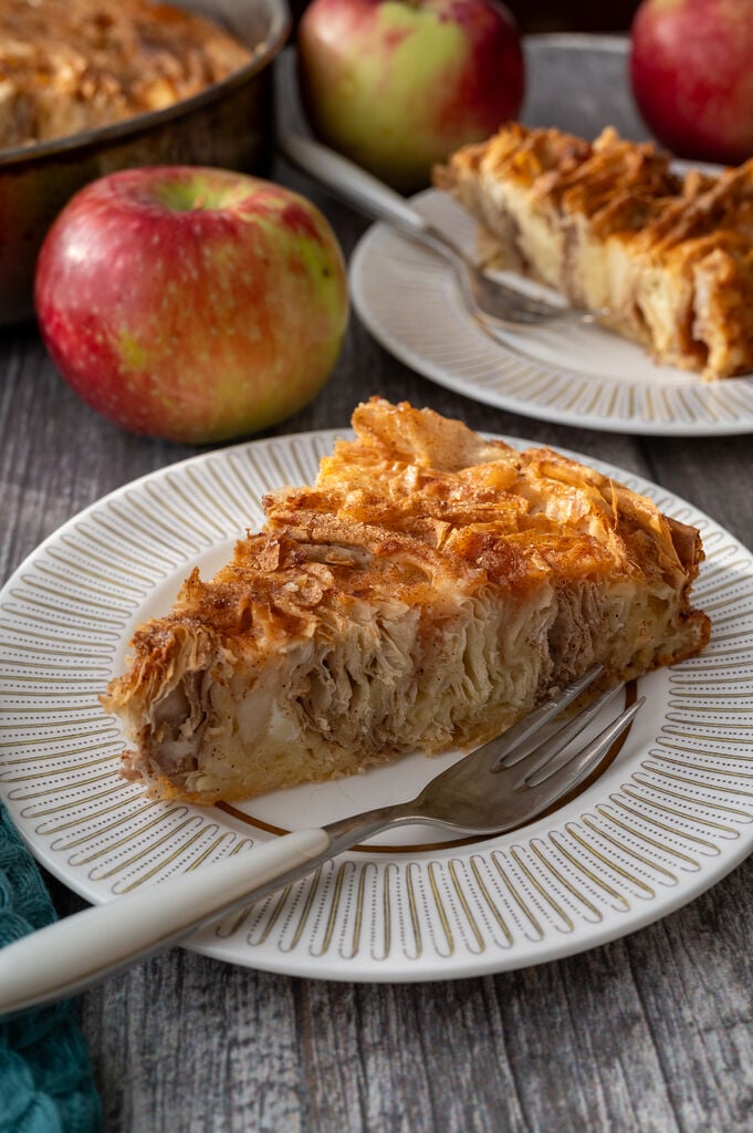 Apple pie flavoured soufra. A piece of cake on a white plate, with gold trim.
