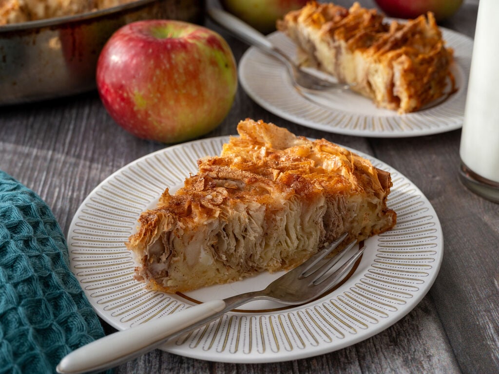 Apple pie flavoured soufra. A piece of cake on a white plate, with gold trim.