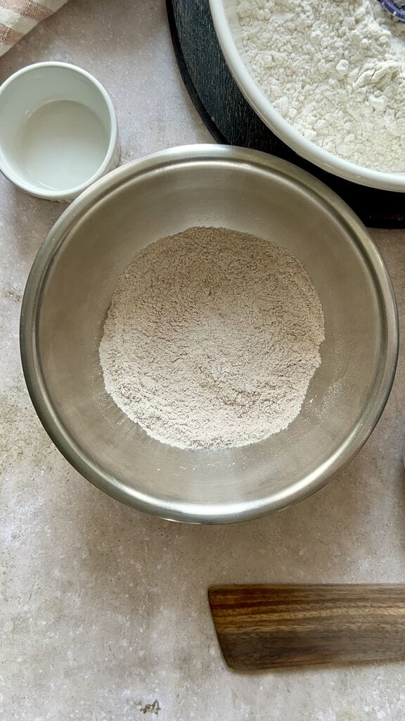 Mixing flour with cinnamon, baking powder, soda and salt.